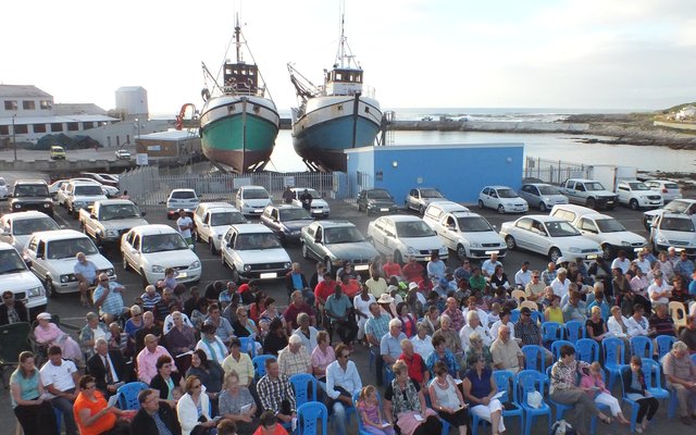  ‘n Deel van die groot hoeveelheid belangstellendes wat die onlangse Vissermans Dankseggingsdiens in Gansbaai hawe bygewoon het